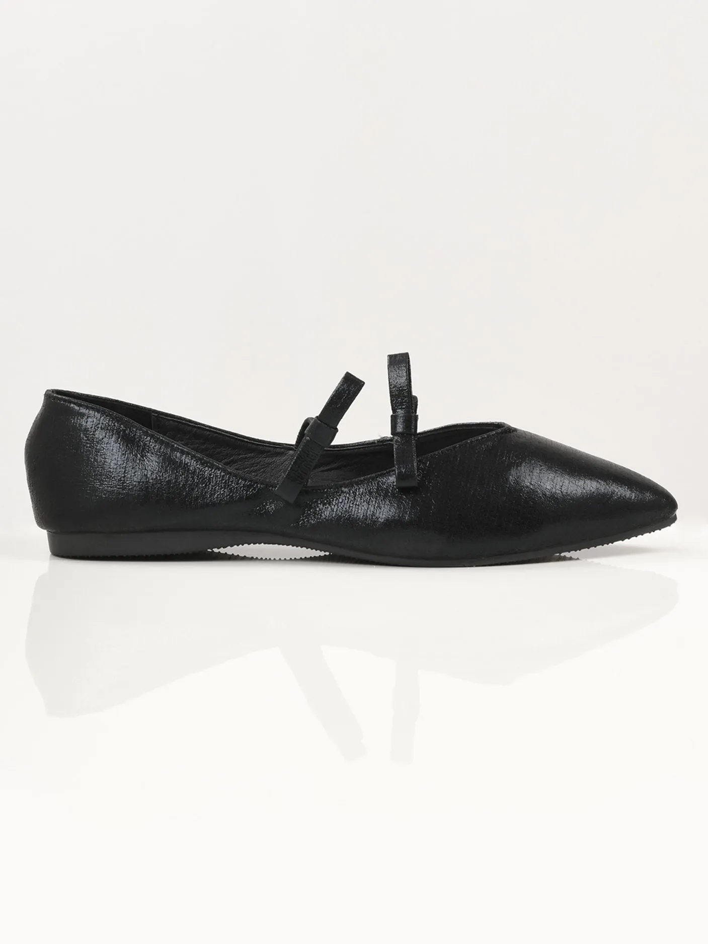 Shiny Pointed Shoes - Black